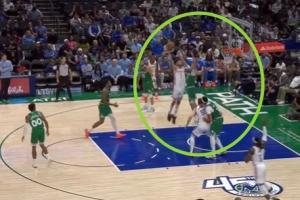 欢迎来到NBA！霍姆格伦迎着弗拉格单臂滑翔炸扣！