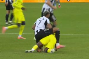 乔林顿对库杜斯的犯规直接骑上去了……