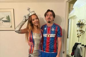 水晶宫球迷的万圣节创意COS让女朋友扮成足总杯奖杯……