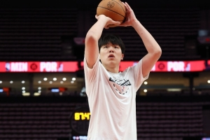 首节没打！媒体人：小杨能否和约老师来个对位 看样子要打个问号