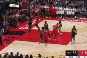 浪费我妙传！巴雷特抢前场篮板背后妙传 博伊尔斯跟进空篮扣飞