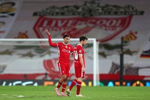 阿诺德写卡片纪念若塔：永远记得我们的美好时光，每天都在想念你