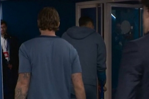 伤得不轻！阿什拉夫赛后拄拐离开王子公园球场