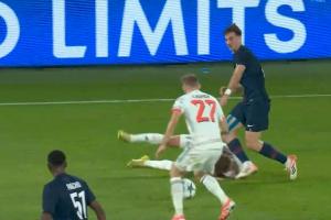 吃了暗亏！基米希倒地后头部被法比安踢到，裁判没有表示