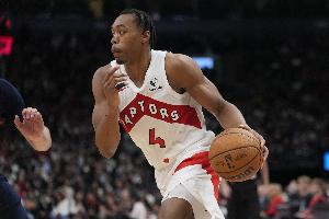 希望无碍！斯科蒂-巴恩斯半场10中5拿13分3板4助2断2帽 手部受伤