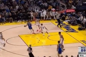 今天状态真好！穆迪底角顶着防守人三分再进！带队15-3打停太阳！