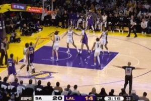 白庆祝半天！东契奇单打奥利尼克抛投命中还加罚 裁判吹提前犯规