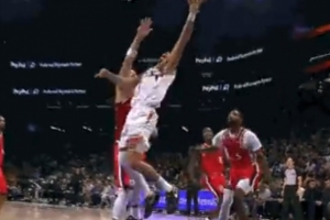 丝滑！布克拜佛晃过阿祖 杀入内线歪着身子上篮打进2+1